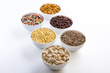 Beyaz kaselerde sipariş edilen tahıl çeşitleri