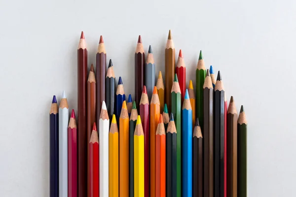 Färgpennor på grå bakgrund — Stockfoto