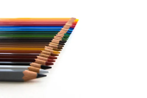 Crayons de couleur sur fond blanc, alignés en dégradé — Photo