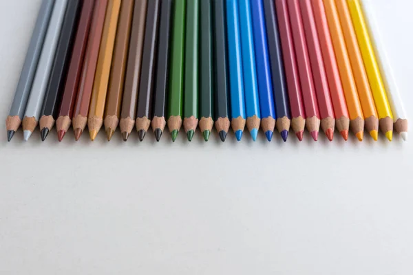 Crayons de couleur sur fond gris, alignés en dégradé — Photo