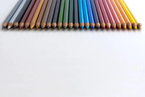 Color pencils on gray background, aligned in degrade — Stock Photo, Image