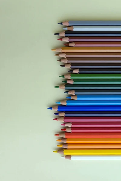 Crayons Couleur Sur Fond Vert Crayons Triés Par Couleurs Différentes — Photo