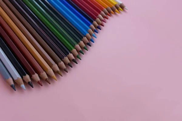 분홍색 배경에는 색연필 색깔별로 — 스톡 사진