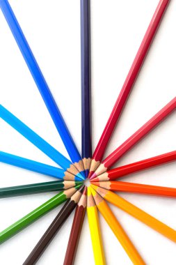 Beyaz arka planda renkli kalemli figürler. Renklere göre sıralanmış kalemler.