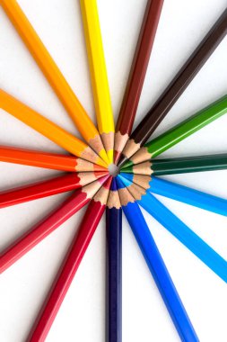 Beyaz arka planda renkli kalemli figürler. Renklere göre sıralanmış kalemler.