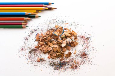 Beyaz arka planda renkli kalemli figürler. Tahta renkli kalemler..