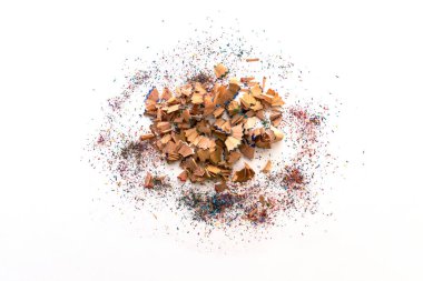 Beyaz arka planda renkli kalemli figürler. Tahta renkli kalemler..