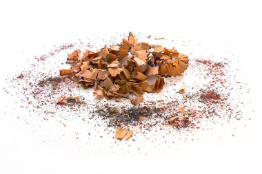 Beyaz arka planda renkli kalemli figürler. Tahta renkli kalemler..