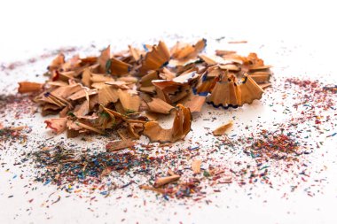 Beyaz arka planda renkli kalemli figürler. Tahta renkli kalemler..