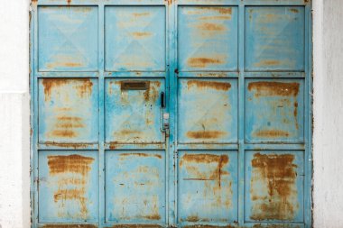 Pencere ve kapıda boyanmış metal desen