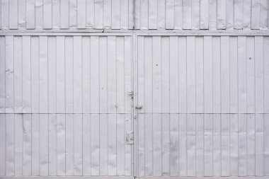 Pencere ve kapıda boyanmış metal desen