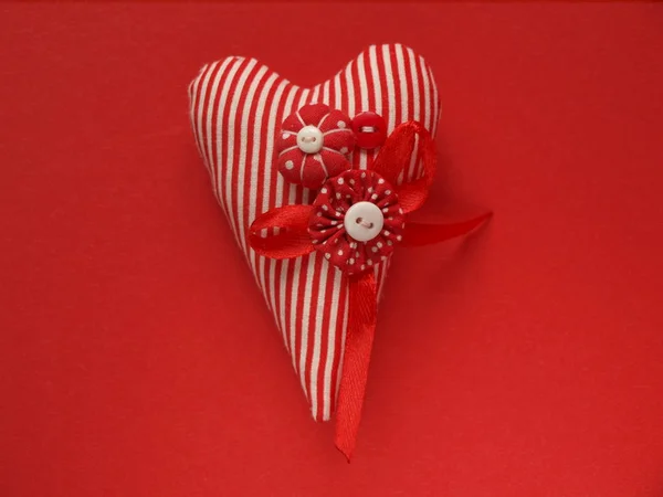 Handmade fabric heart for Valentines Day on a red background top wiev,close-up. — Stock Photo, Image