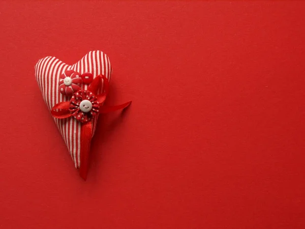 Handmade fabric heart for Valentines Day on a red background top wiev,close-up .Wiev from above,copy space. — Stock Photo, Image