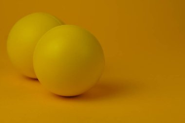 Sarı renkli oyun topu sarı arkaplanda yakın plan.