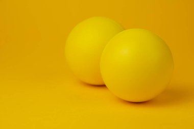 Sarı renkli oyun topu sarı arkaplanda yakın plan.