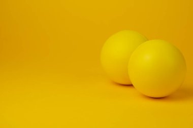 Sarı renkli oyun topu sarı arkaplanda yakın plan.