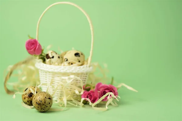 White Wicker Basket Filled Straw Small Pink Roses Quail Eggs — Stock Photo, Image