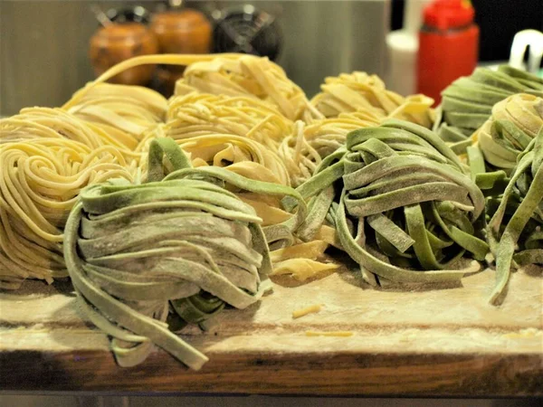 Pasta Tradizionale Italiana Cruda Gialla Verde Colorata Adagiata Tagliere Legno — Foto Stock