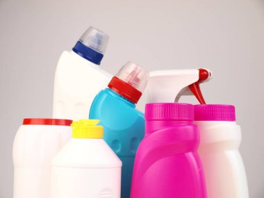 Bir grup deterjan, ev içi ve dışarısı için dezenfektanlar beyaz arka planda parlak plastik şişelerde kullanılıyor. Yakın plan. Evi temizleme kavramı..