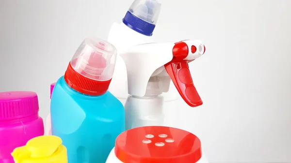 室内和室外用的一组清洁剂 消毒剂 装在白色背景的明亮的塑料瓶中 打扫房子的概念 — 图库照片
