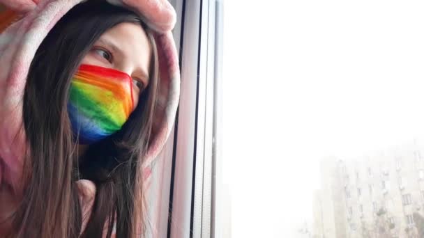 Menina Adolescente Morena Uma Máscara Médica Pintada Cores Brilhantes Arco — Vídeo de Stock