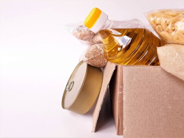 Yemek konseptini paylaşmak. Ürünlerin teslimatı. Bağış kutusu. Gönüllü yiyecek topluyor. Coronavirus pandemik yardım. Paketleme kutusunu kapat. Bağlantı güvenli. Kopyalama alanı.