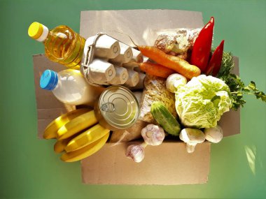 Taze sebzeler ve meyveler. Yiyecek kavramı. Ürünlerin teslimatı. Bağış kutusu. Gönüllü yiyecek topluyor. Coronavirus pandemik yardım. Paketleme kutusunu kapat. Bağlantı güvenli. Kopyalama alanı.