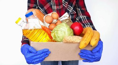 Taze sebzeler ve meyveler. Yiyecek kavramı. Ürünlerin teslimatı. Bağış kutusu. Gönüllü yiyecek topluyor. Coronavirus pandemik yardım. yakın plan