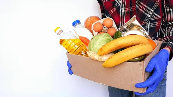 Φρέσκα Λαχανικά Και Φρούτα Παράδοση Προϊόντων Κουτί Δωρεών Εθελοντής Μαζεύει — Φωτογραφία Αρχείου