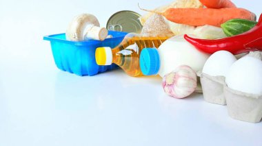 Yemek konseptini paylaşmak. Ürünlerin teslimatı. Bağış kutusu. Gönüllü yiyecek topluyor. Coronavirus pandemik yardım. yakın plan