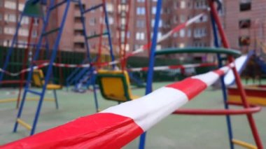 Oyun alanı, koronavirüs salgını sırasında karantina için çizgili kırmızı ve beyaz şeritli bir çitle kapatılmıştır. Kiev, Ukrayna, 31 Mart 2020