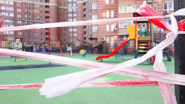 Parque Infantil Fechado Por Uma Esgrima Fita Vermelha Branca Listrada — Vídeo de Stock