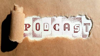 Podcast tabelası - kahverengi kağıt, internet yayını, medya ve iletişim konseptine yazılmış vintage