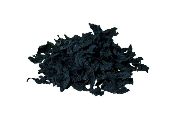 Beyaz izole bir arka planda Wakame adı verilen kurumuş deniz yosunu. p yok