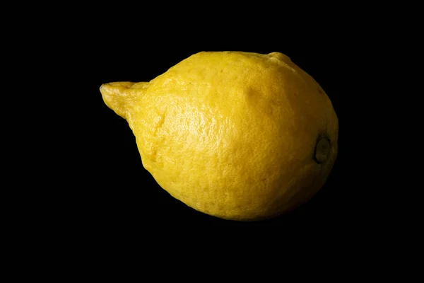 Siyah arka planda limon. Taze, sarı bir limon.