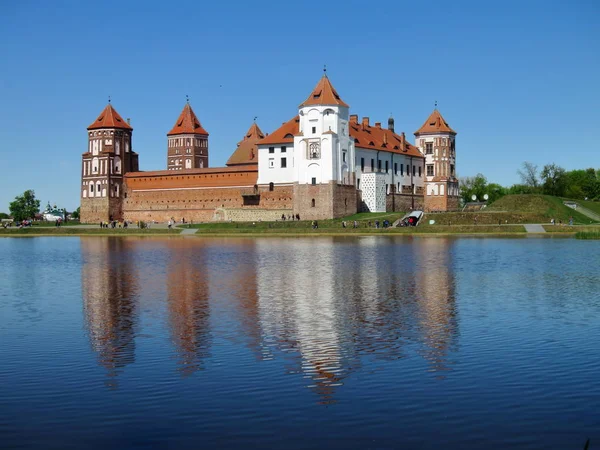 Het Middeleeuwse Kasteel Van Steen Rode Baksteen Stad Mir Wit — Stockfoto