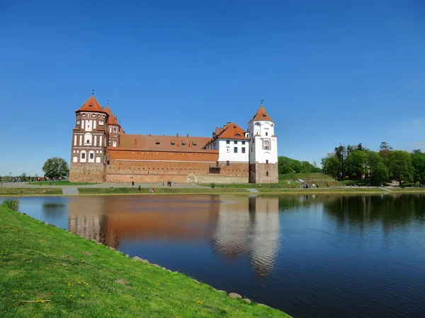 Het Landschap Van Het Middeleeuwse Kasteel Achtergrond Van Het Meer — Stockfoto