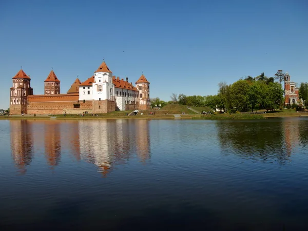 Landschap Met Een Prachtig Middeleeuws Kasteel Stad Mir Belarus Rode — Stockfoto