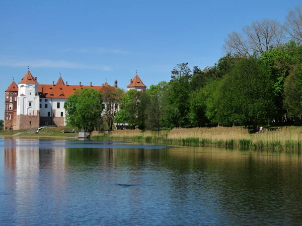 Paisaje Con Hermoso Castillo Medieval Ciudad Mir Belarús Ladrillo Rojo —  Fotos de Stock