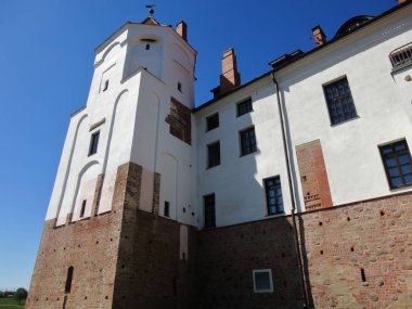 Ortaçağ kırmızı taşı ve duvarları beyazlatılmış tuğladan kale