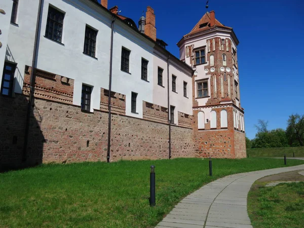 Μεσαιωνικό Κόκκινο Πέτρα Και Τούβλο Κάστρο Ασβεστωμένους Τοίχους — Φωτογραφία Αρχείου
