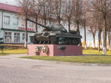 Belarus 'ta Senno şehrinde bir meydanda duran bir tank.