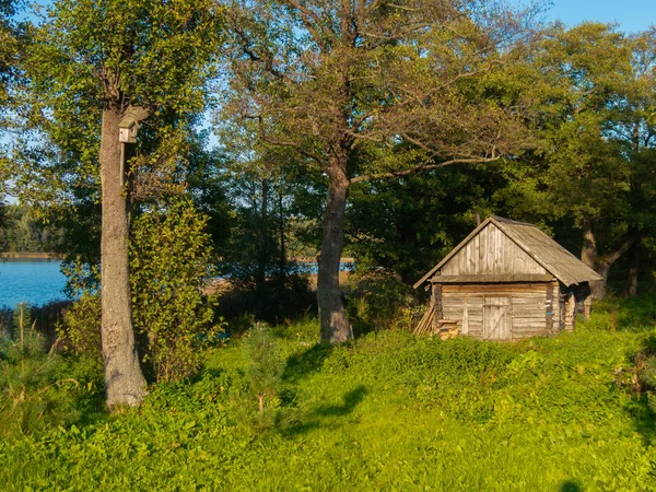 Stary Drewniany Domek Stojący Nad Jeziorem — Zdjęcie stockowe