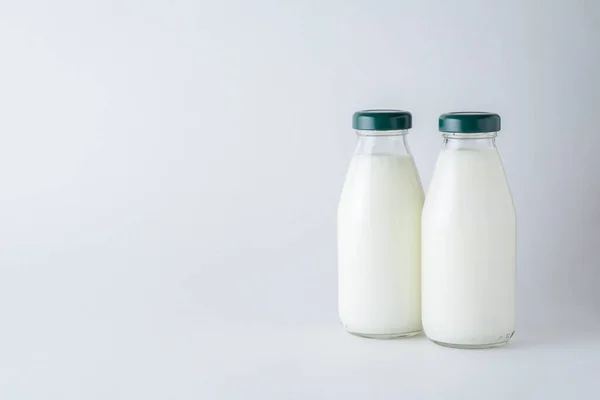 Zwei Glasflaschen Hausgemachten Kefir Auf Weißem Hintergrund Mit Kopierraum Biologisches — Stockfoto