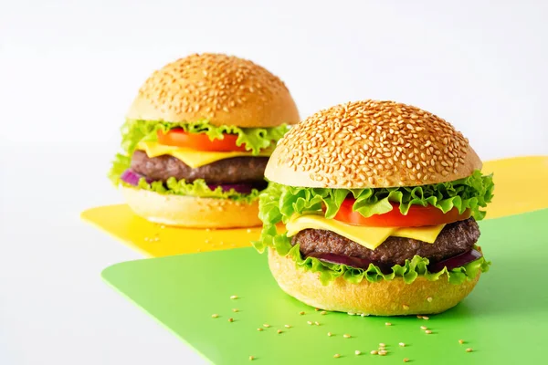 Dua Burger Segar Buatan Sendiri Pada Roti Wijen Dengan Roti Stok Gambar