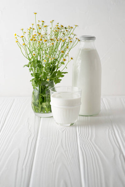 Кефир напиток на белом деревянном фоне с копировальным пространством. Вертикальное направление. Концепция здоровья кишечника
.