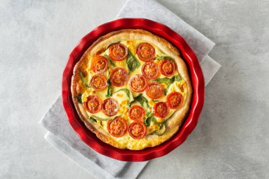 Gri arka planda Kiş adında sebze turtası