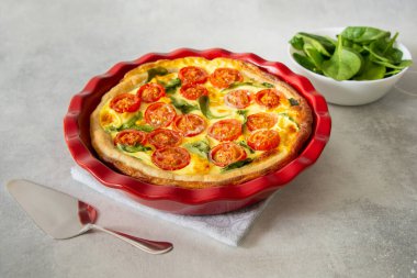 Gri arka planda Kiş adında sebze turtası