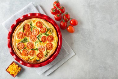 Gri arka planda Kiş adında sebze turtası