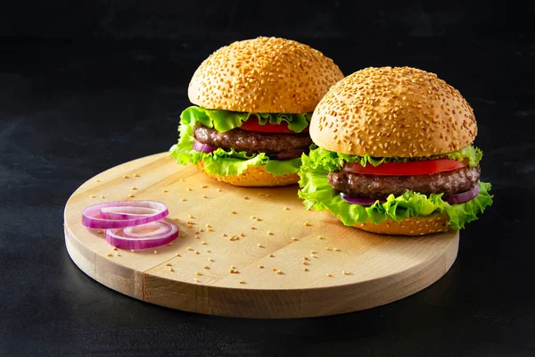 Burger Buatan Sendiri Segar Pada Roti Wijen Dengan Roti Daging Stok Lukisan  